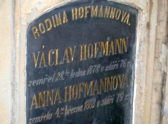 Hrob rodiny Hofmannů na&nbsp;hřbitově v&nbsp;Kojeticích